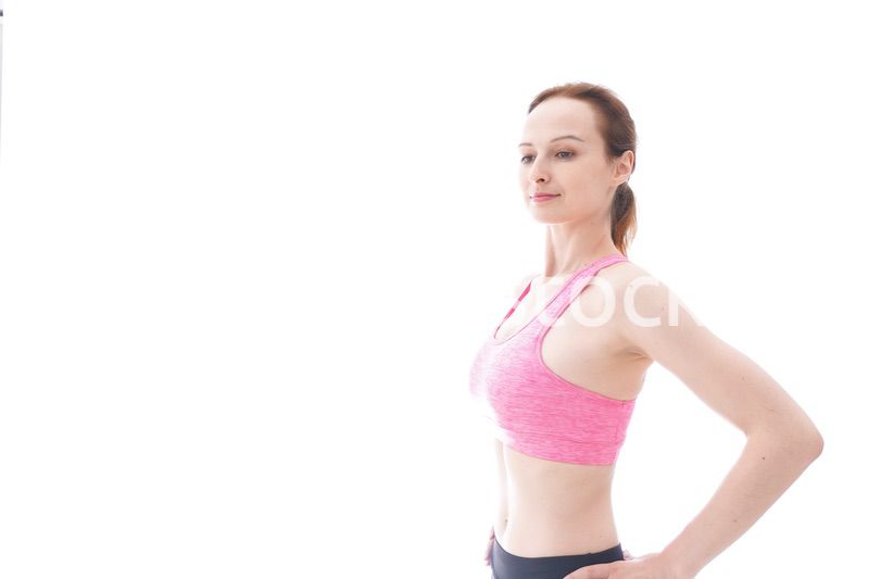 ストレッチをする笑顔の若い女性