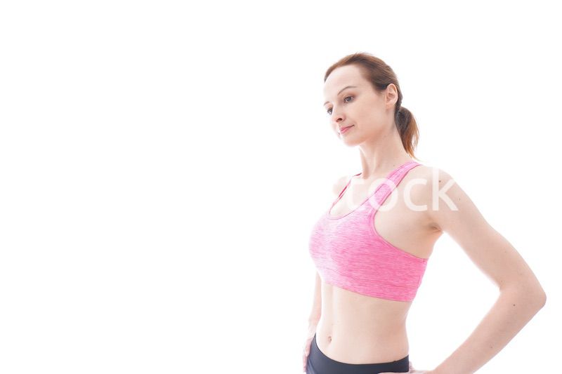 ストレッチをする笑顔の若い女性