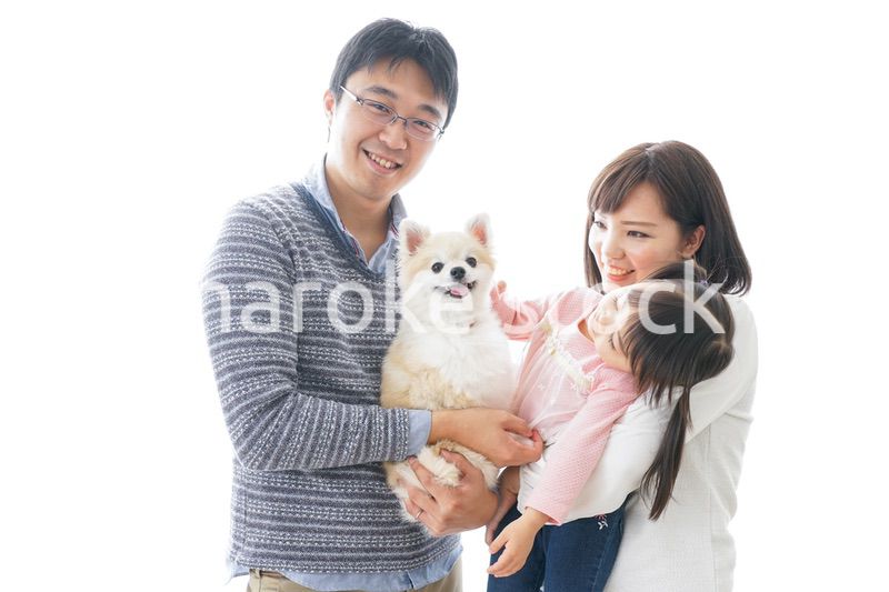 犬を飼う幸せなファミリー
