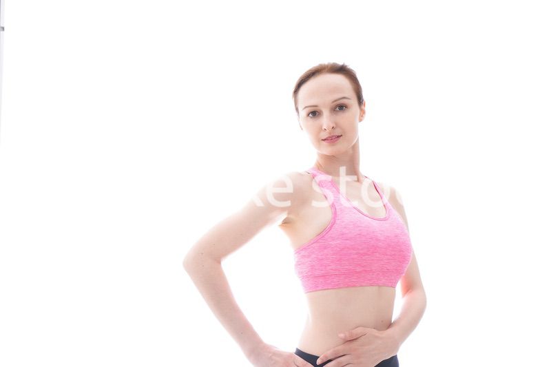 ダイエットをするスポーツウェアを着た若い女性