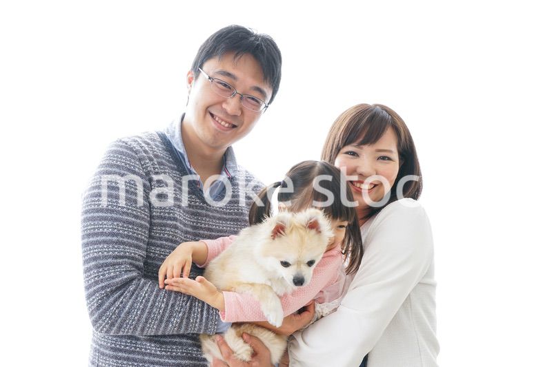 犬を飼う幸せなファミリー