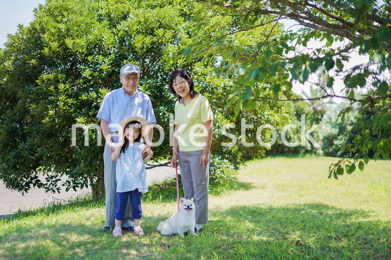 祖父母と外で遊ぶ小さな女の子
