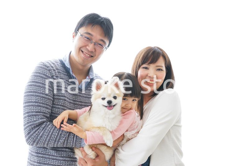 犬を飼う幸せなファミリー