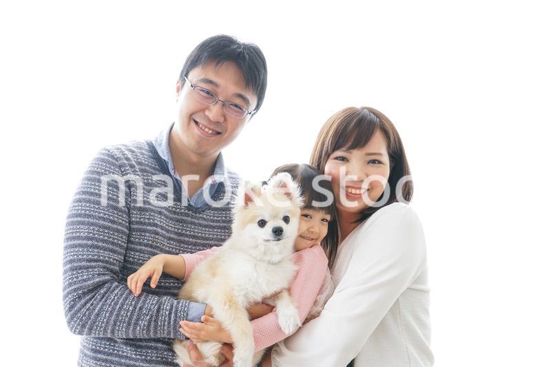 犬を飼う幸せなファミリー