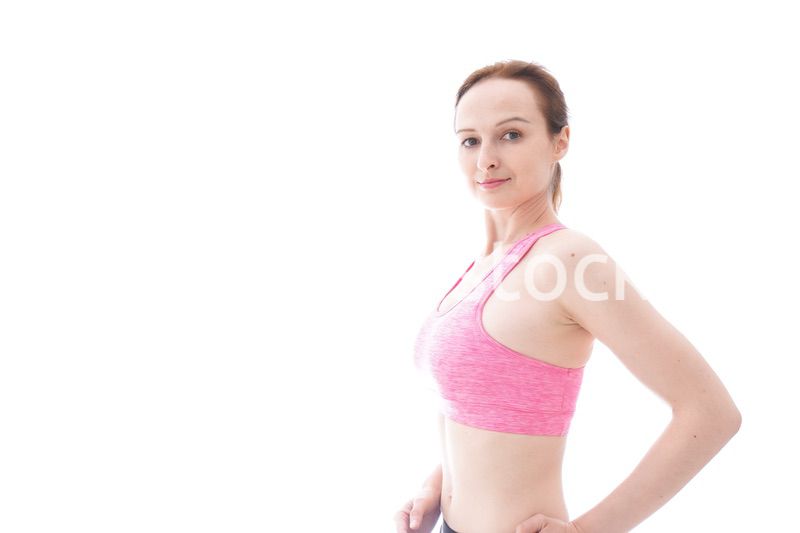 ダイエットをするスポーツウェアを着た若い女性