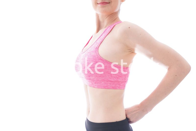 ダイエットをするスポーツウェアを着た若い女性