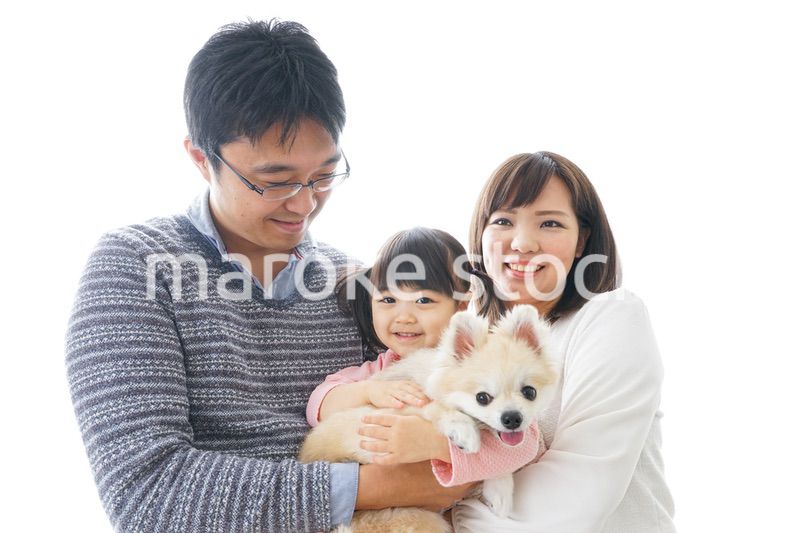 犬を飼う幸せなファミリー