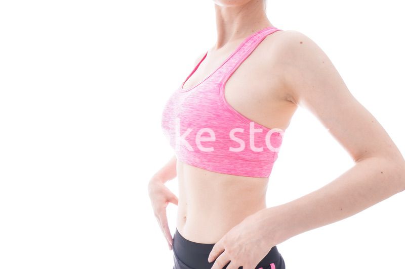 ダイエットをするスポーツウェアを着た若い女性