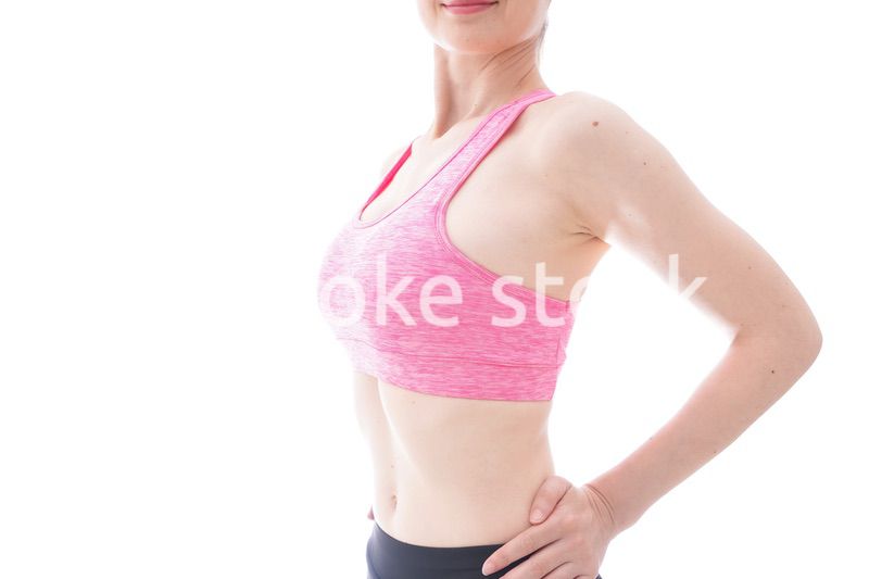 ダイエットをするスポーツウェアを着た若い女性