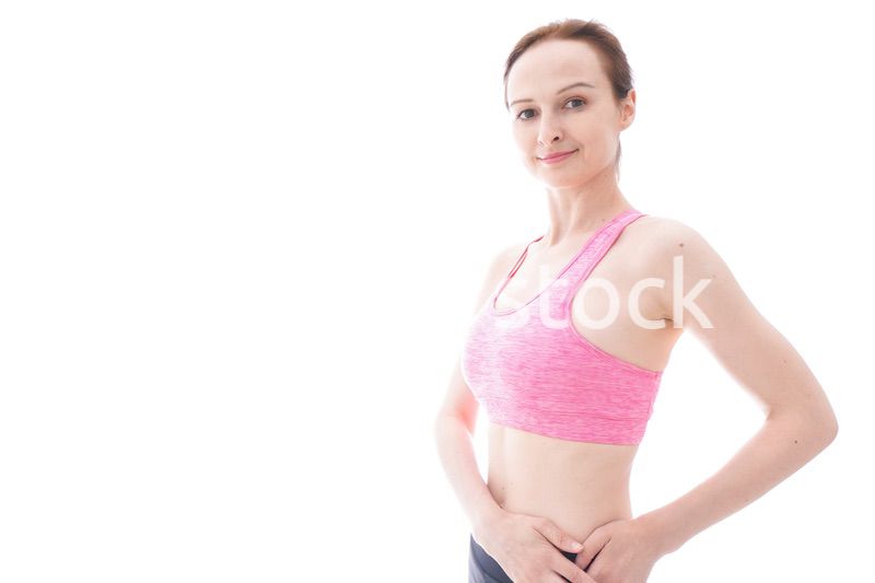 ダイエットをするスポーツウェアを着た若い女性