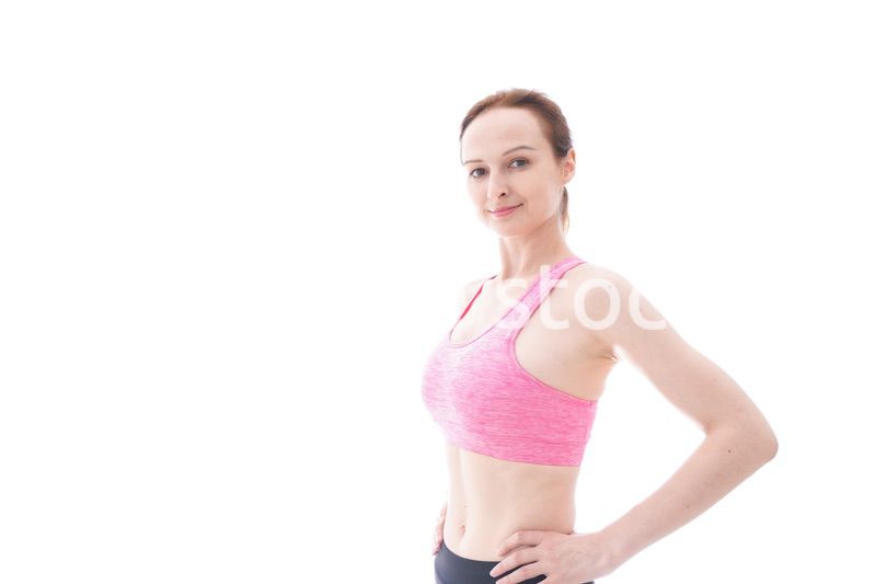 ダイエットをするスポーツウェアを着た若い女性