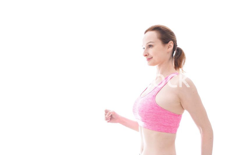 ランニングをする笑顔の若い女性