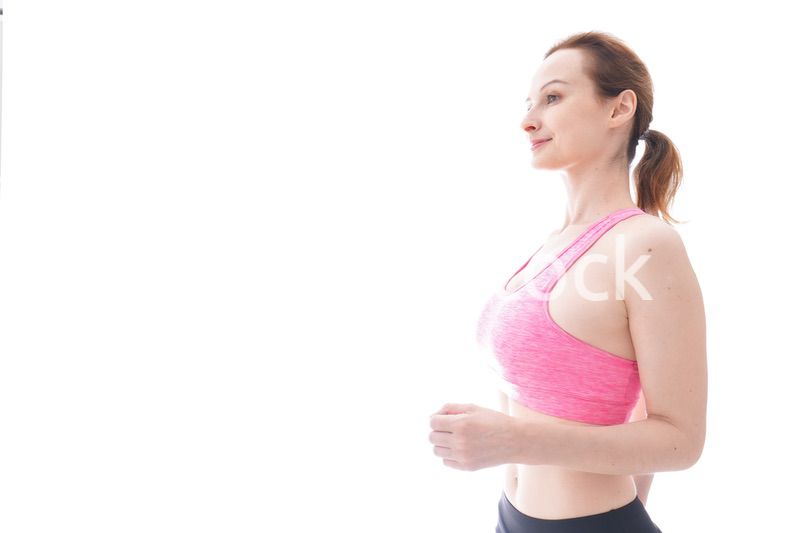 ランニングをする笑顔の若い女性