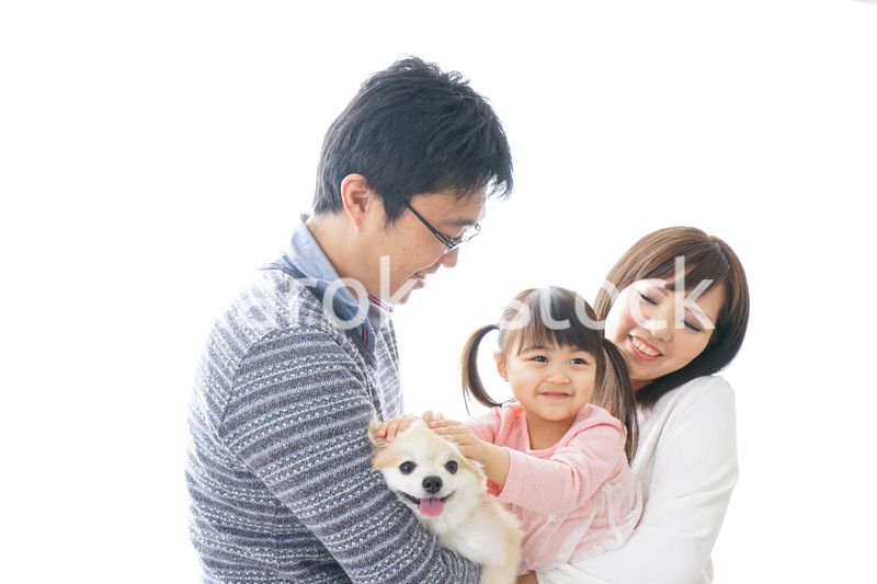 犬を飼う幸せなファミリー