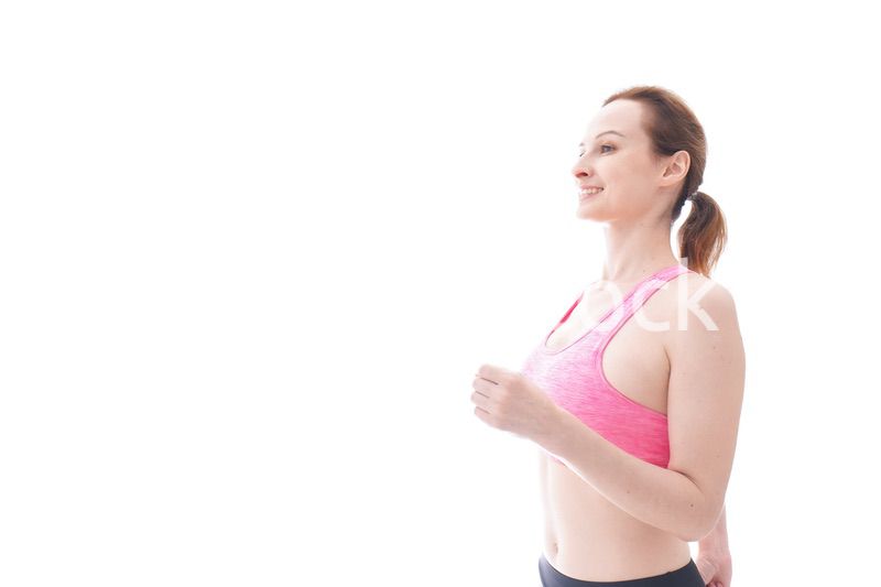 ランニングをする笑顔の若い女性