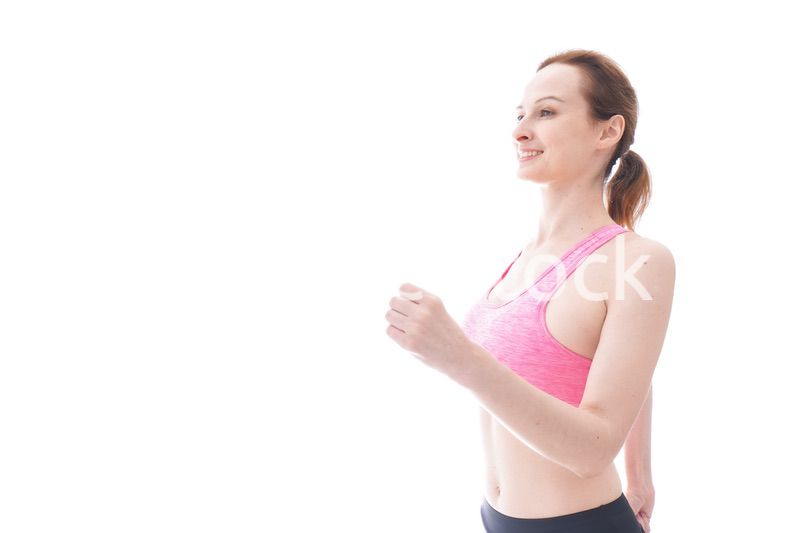 ランニングをする笑顔の若い女性