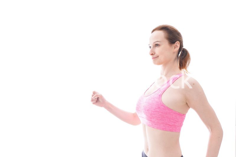 ランニングをする笑顔の若い女性