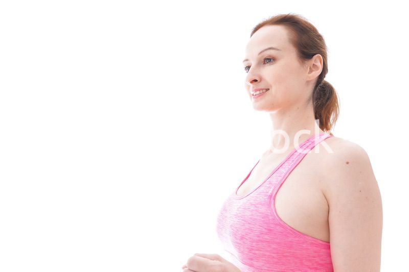 ランニングをする笑顔の若い女性