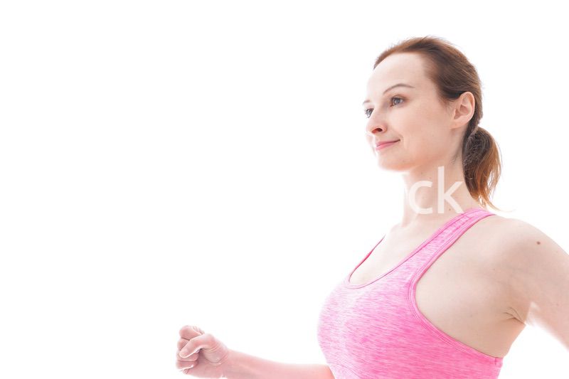 ランニングをする笑顔の若い女性