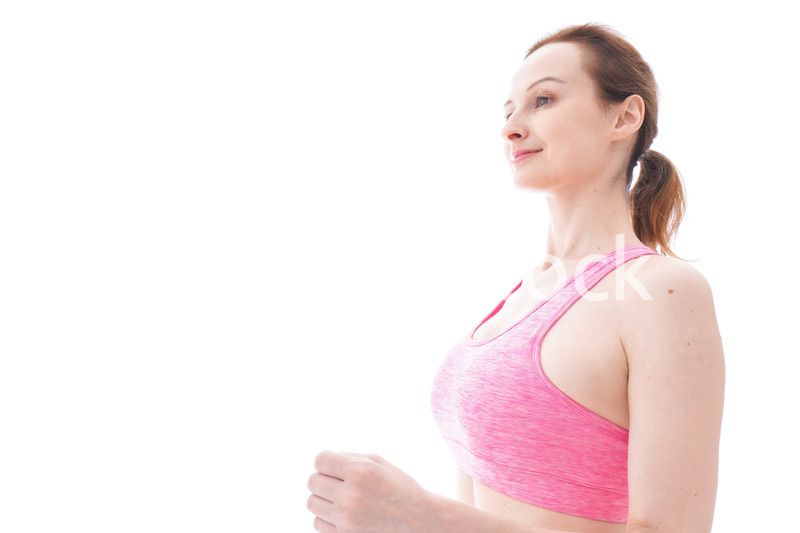 ランニングをする笑顔の若い女性