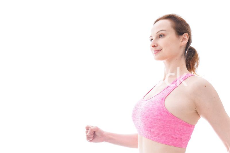 ランニングをする笑顔の若い女性