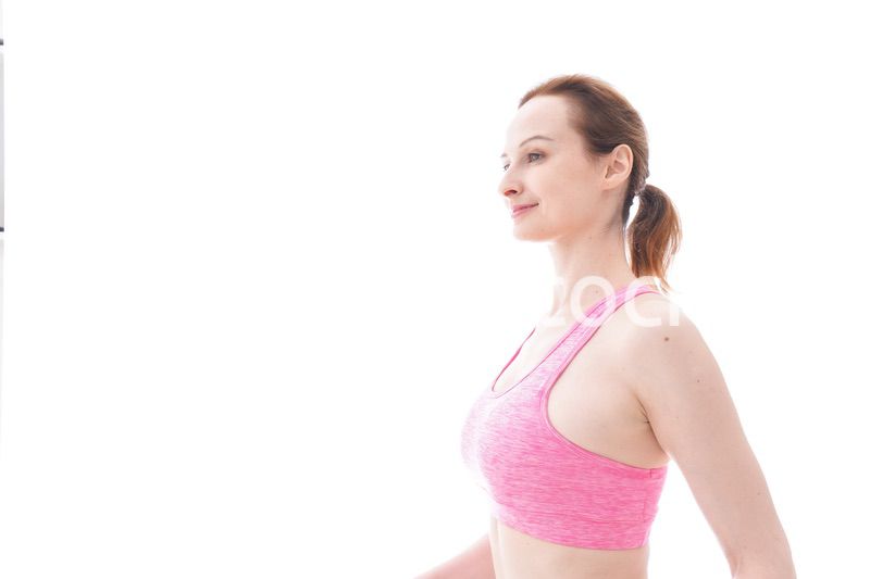 ランニングをする笑顔の若い女性