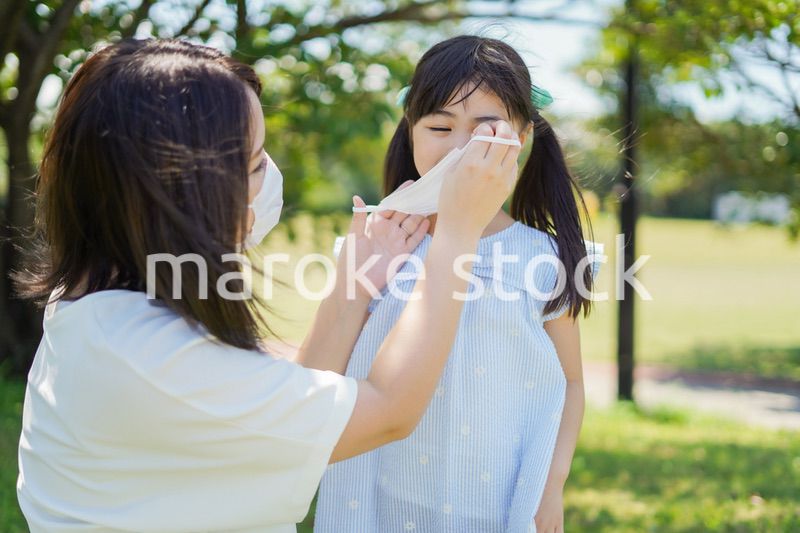 子どもにマスクを付けさせるお母さん