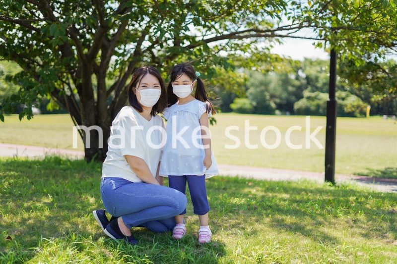 子どもにマスクを付けさせるお母さん