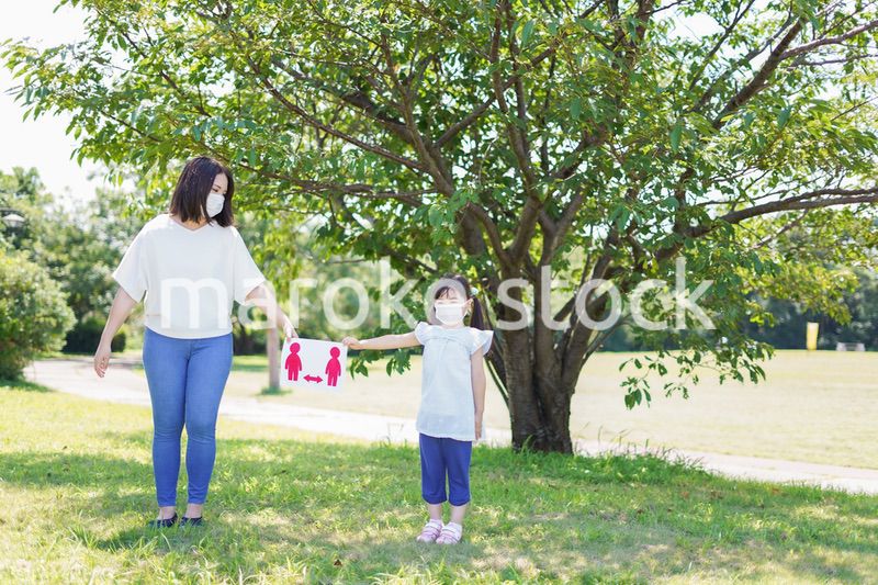 ソーシャルディスタンスを確保する親子