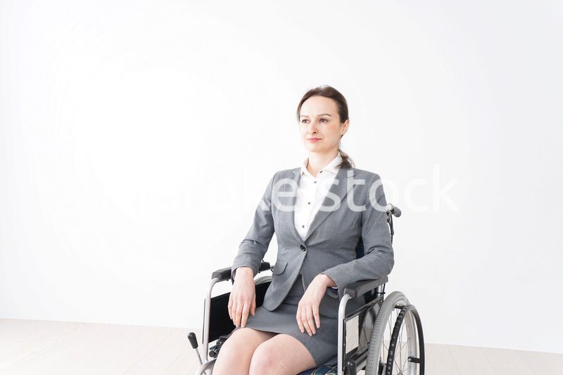 車椅子に乗って仕事をする外国人の女性