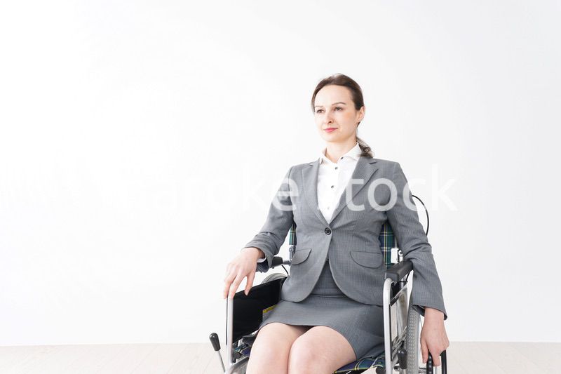 車椅子に乗って仕事をする外国人の女性