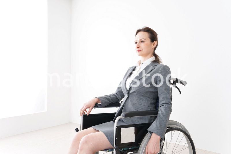 車椅子に乗って仕事をする外国人の女性