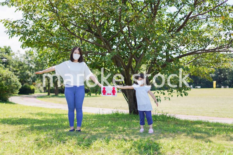 ソーシャルディスタンスを確保する親子