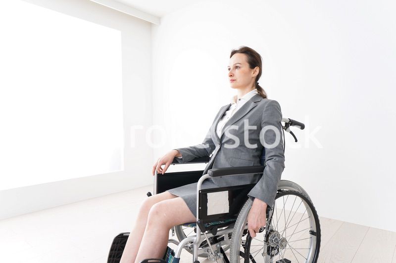 車椅子に乗って仕事をする外国人の女性
