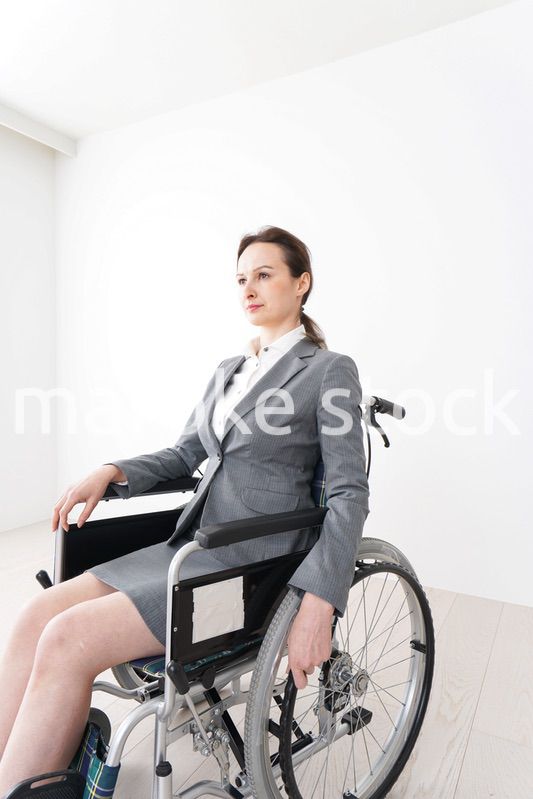 車椅子に乗って仕事をする外国人の女性
