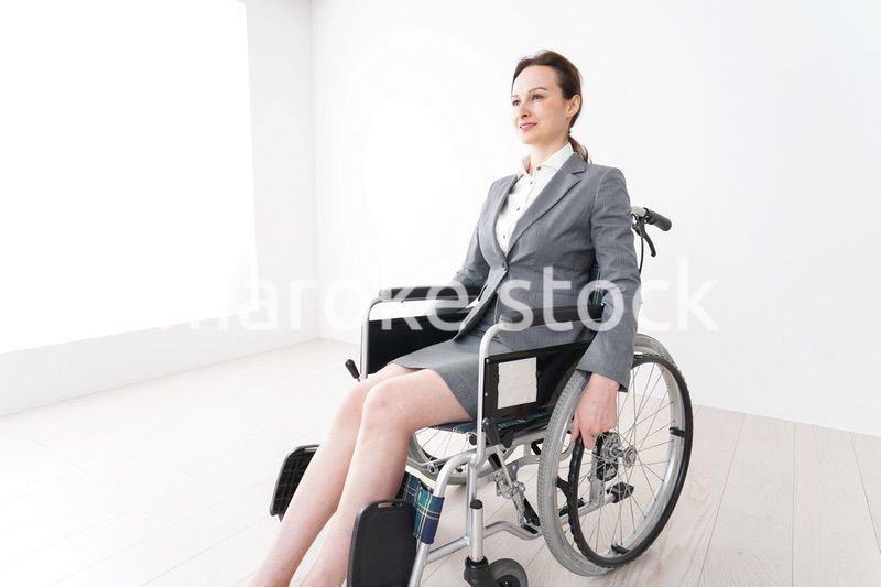 車椅子に乗って仕事をする外国人の女性