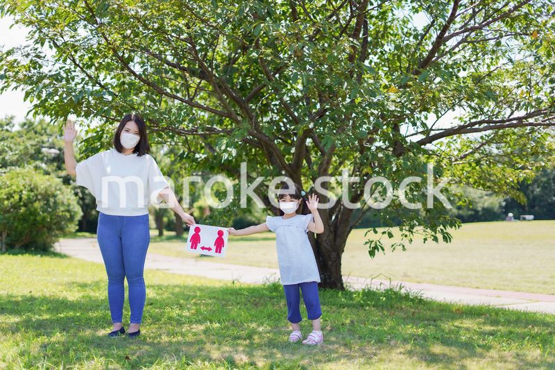 ソーシャルディスタンスを確保する親子
