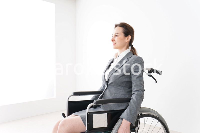 車椅子に乗って仕事をする外国人の女性