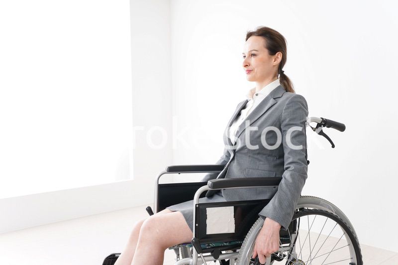 車椅子に乗って仕事をする外国人の女性