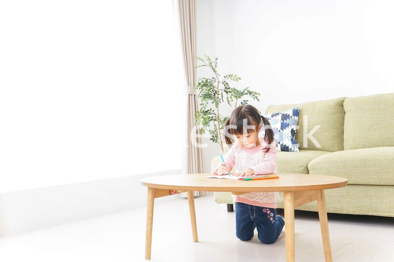 お絵かきをする子ども・教育イメージ