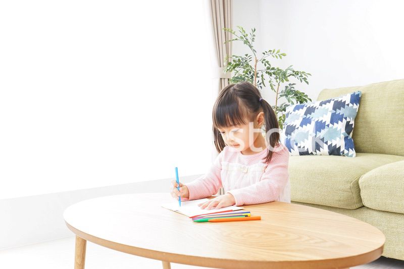 お絵かきをする子ども・教育イメージ