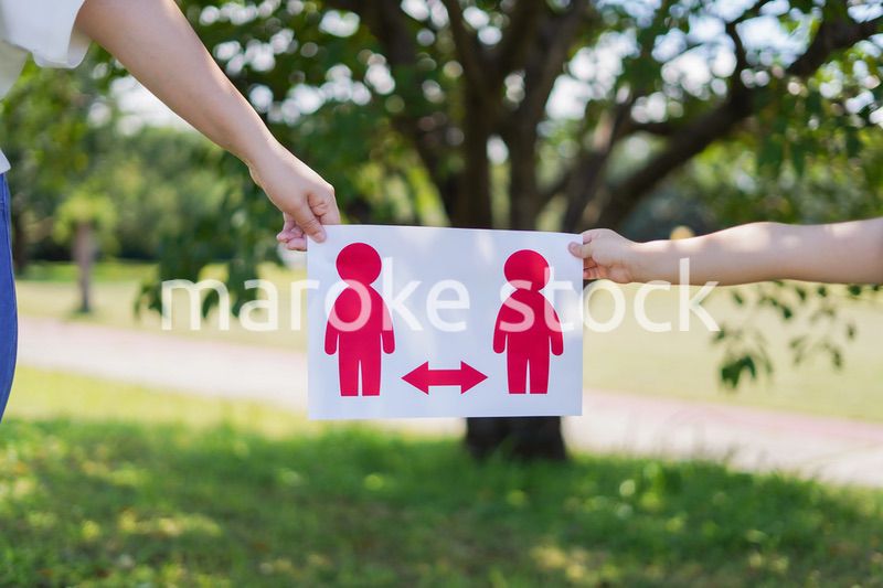 ソーシャルディスタンスを確保する親子