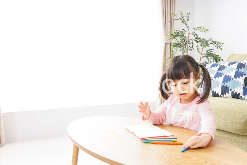 一人遊びする子供