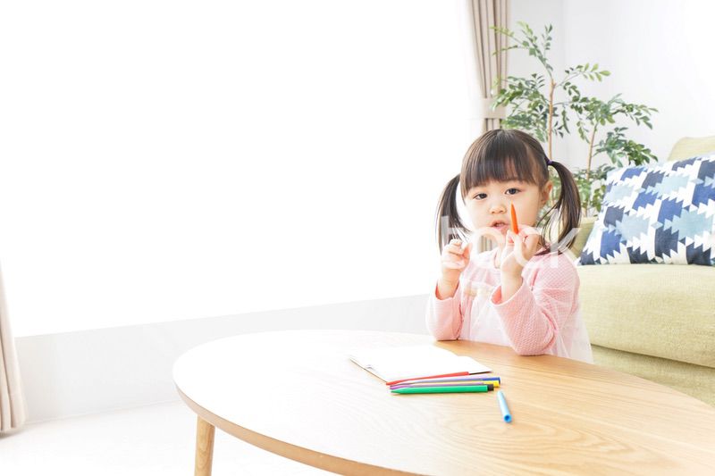 お絵かきをする子ども・教育イメージ