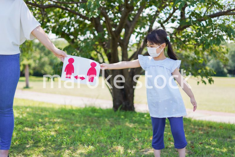 ソーシャルディスタンスを確保する親子