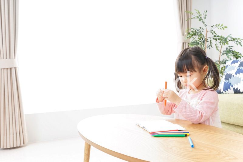 お絵かきをする子ども・教育イメージ