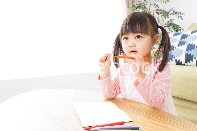 一人遊びする子供