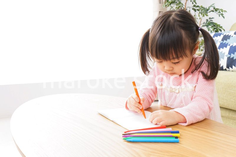 一人遊びする子供