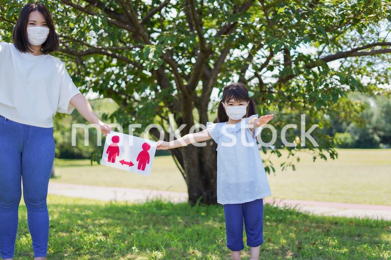 ソーシャルディスタンスを確保する親子