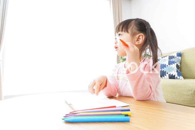 お絵かきをする子ども・教育イメージ